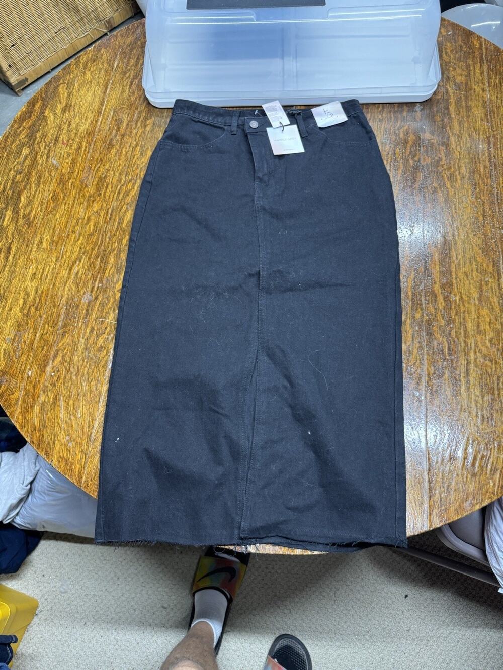 HAPPILY GREY LONG JEAN Black SKIRT W/FRONT SLIT SIZE 7/27